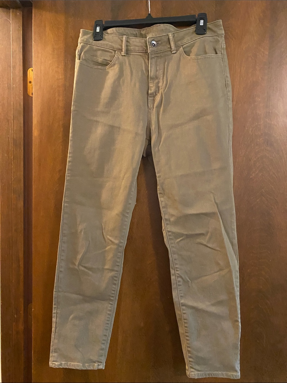 MOUNTAIN HARDWEAR olive military green jeans. Stretch comfort. Made in India.